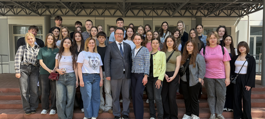 Представники МЗС України зустрілися зі студентами ДТЕУ